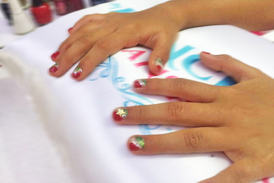 Esmalte tricolor, uñas decoradas